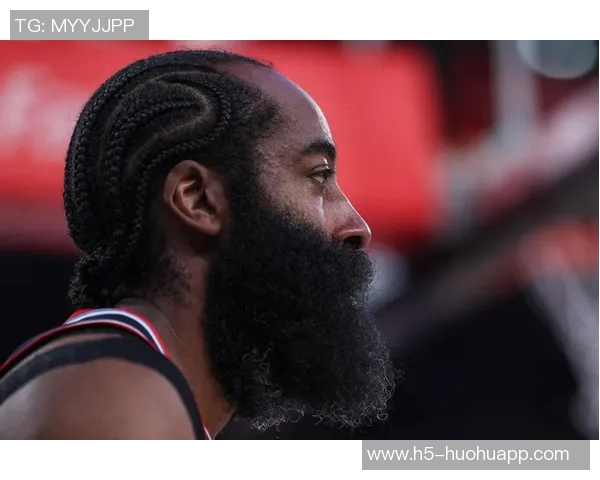 哈登精彩双撤步3加1后坐小范甘迪身旁畅谈篮球趣事